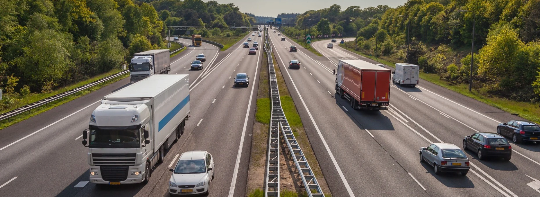 Droga z samochodami dostawczymi i ciężarowymi — transport na terenie Polski