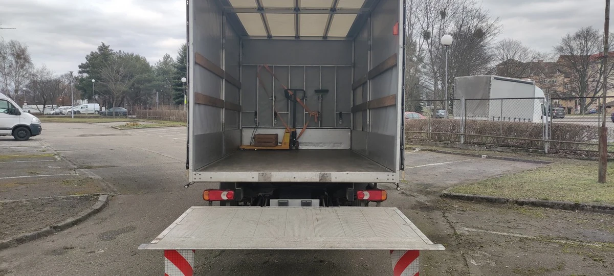 Otwarta przestrzeń ładunkowa Fiata Ducato z windą