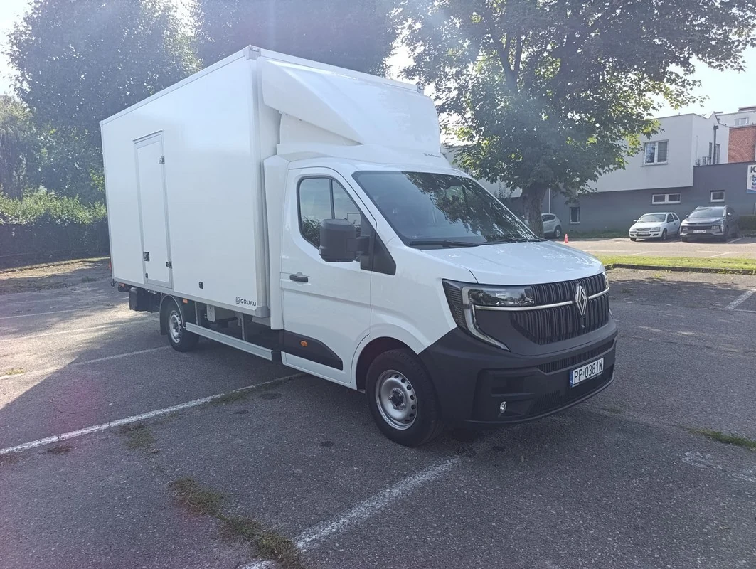 Renault Master zaparkowany w Pile