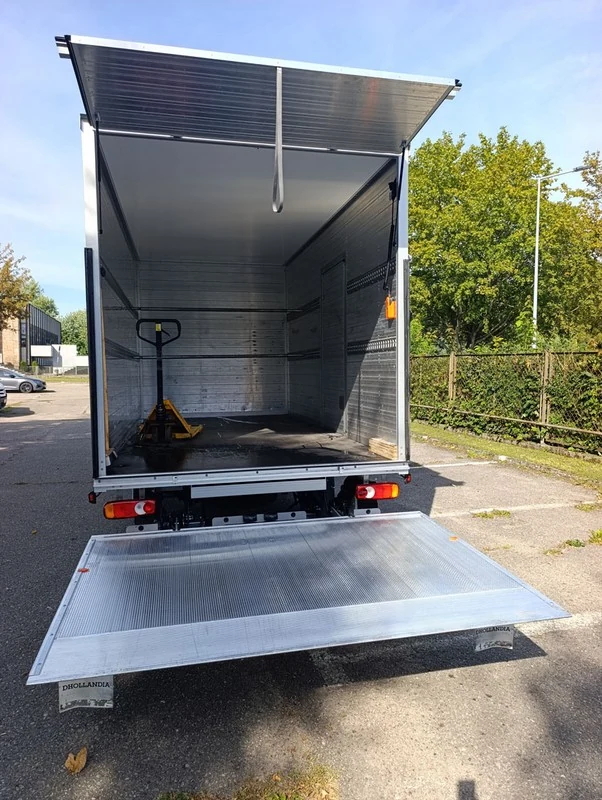 Otwarty kontener Renault Master i rozłożona winda
