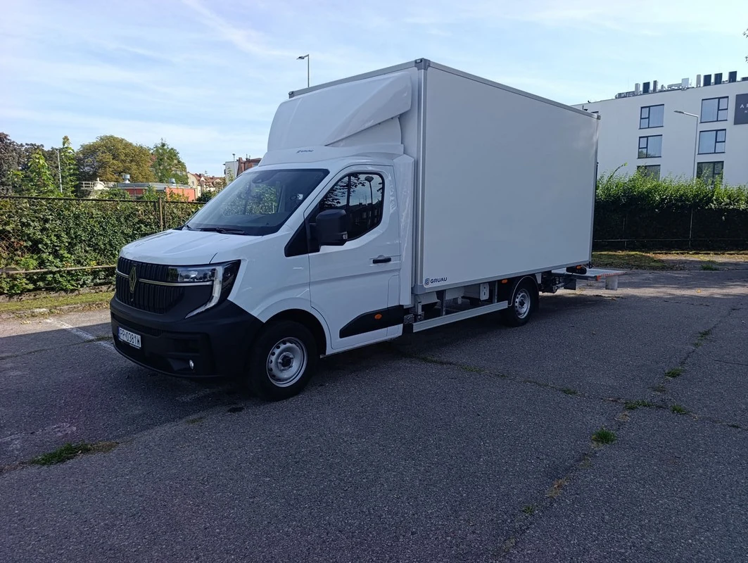 Renault Master firmy TRANS-TOM — kontener z windą